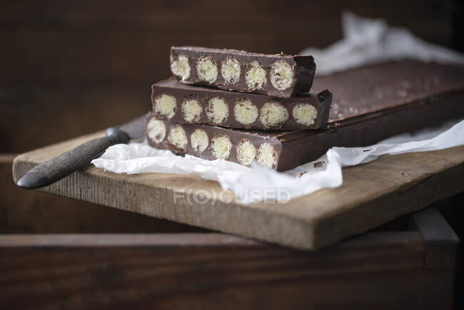 Homemade vegan chocolate with sweet puffed corn — Stock Photo