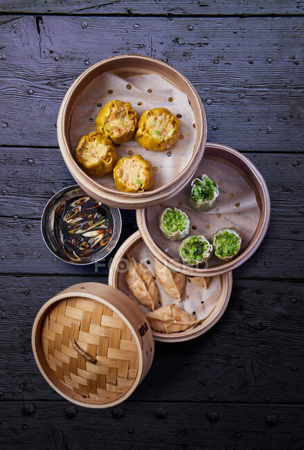 Various types of dim sum in steamer baskets — Stock Photo