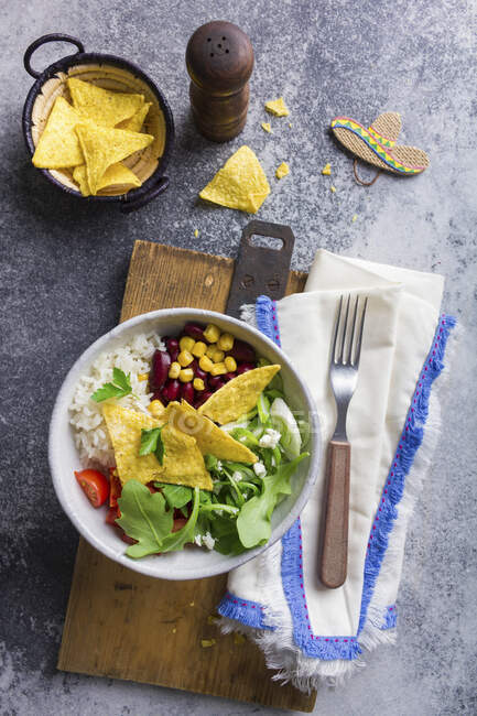 Salada com arroz, feijão, milho doce e tortilla chips (México) — Fotografia de Stock