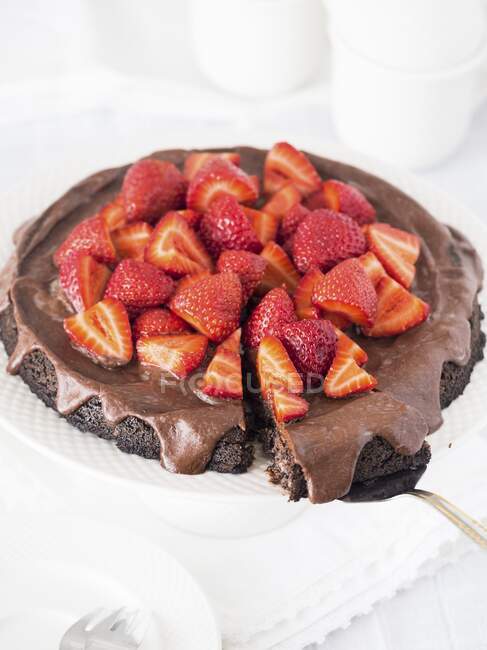 Vegan flourless chocolate tart with poppy seeds and chocolate frosting, served with strawberries — Stock Photo