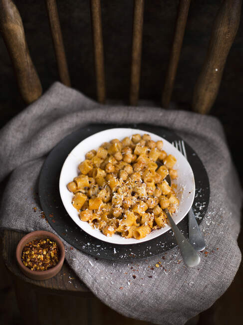 Pasta with chickpeas in white plate — Photo de stock