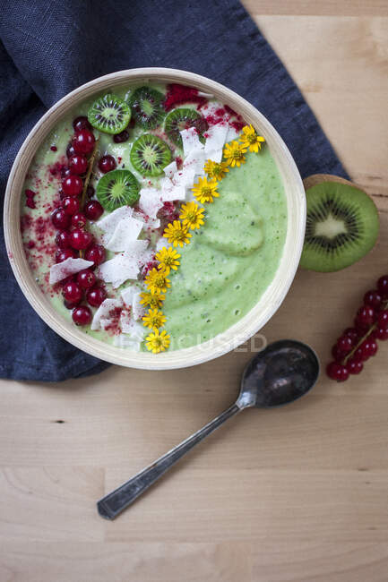 Green smoothie bowl with kiwi — Stock Photo