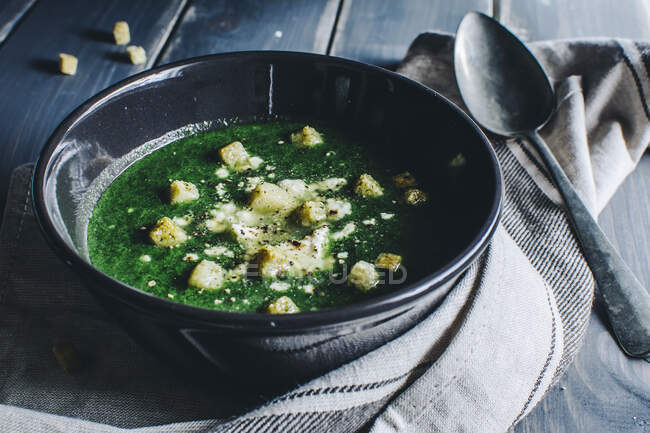 Spinach soup with feta and croutons — Stock Photo