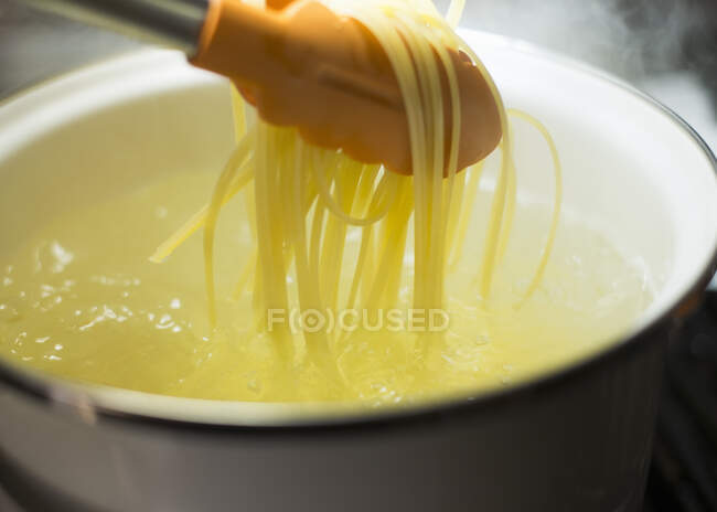 Vista de close-up de espaguete semi-cozido — Fotografia de Stock