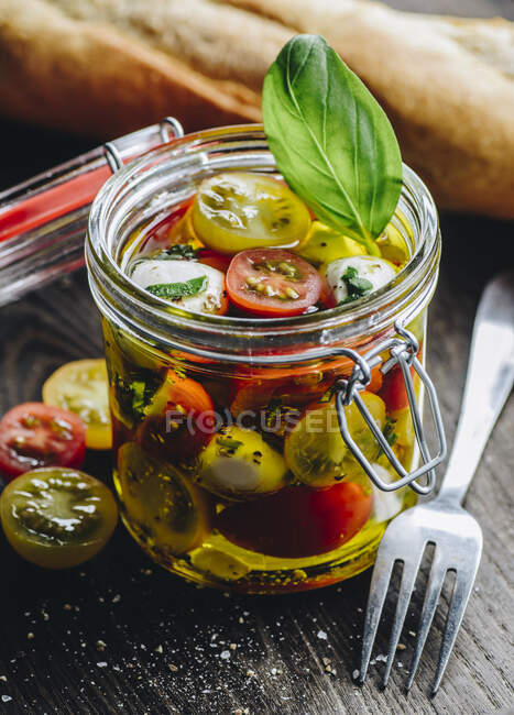 Caprese salade dans un bocal en verre — Photo de stock