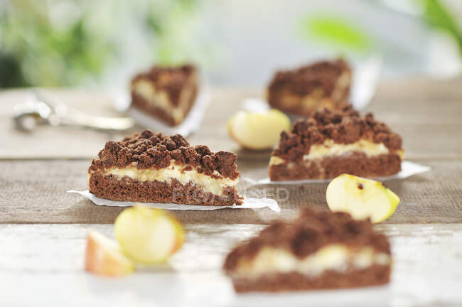 Chocolate y pastel de manzana se desmoronan con una capa de cuajada (vegetariano) - foto de stock
