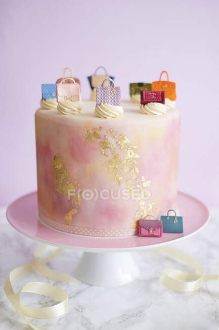 Fondant cake decorated with handbags — Stock Photo