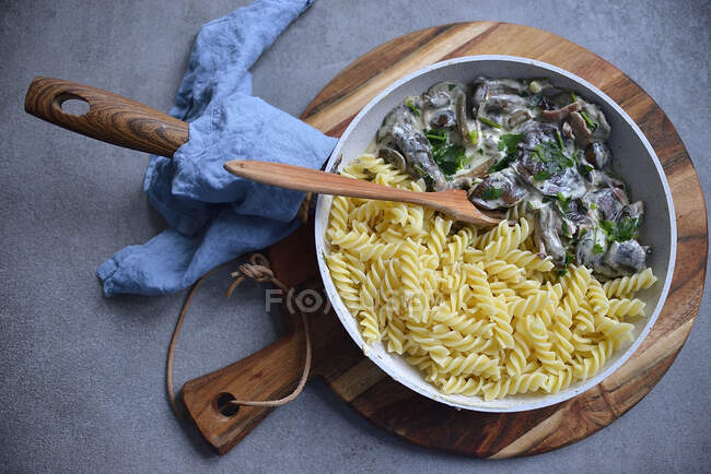 Pasta with mushrooms in a creamy sauce served in a pan (seen from above) — Stock Photo