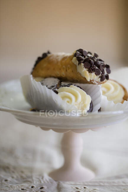 Cannoli (deep-fried dough rolls with cream filling, Sicily) — Stock Photo