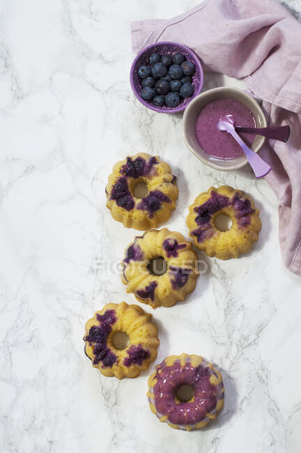 Mini Gugelhupfe with blueberries — Stock Photo