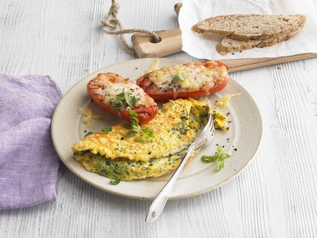 Herb omelette with grilled tomatoes — Stock Photo