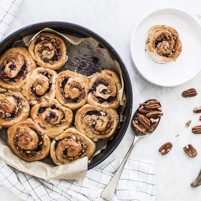 Blueberry and pecan nut buns — Stock Photo