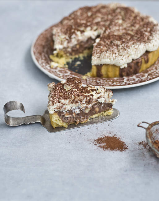 Torte mit Schokoladencreme und Cashewnüssen — Stockfoto