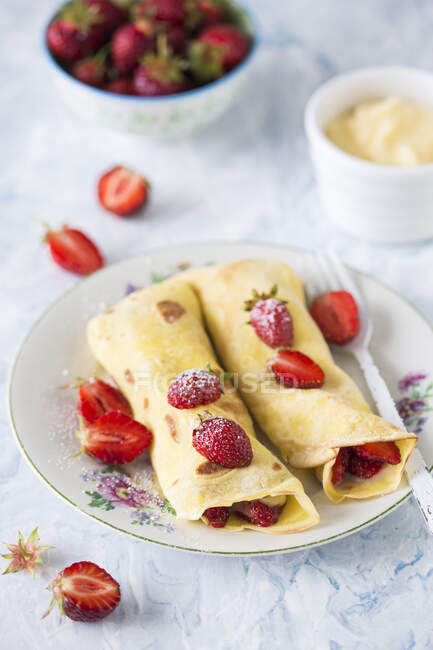 Crêpes mit Vanillecreme und frischen Erdbeeren — Stockfoto