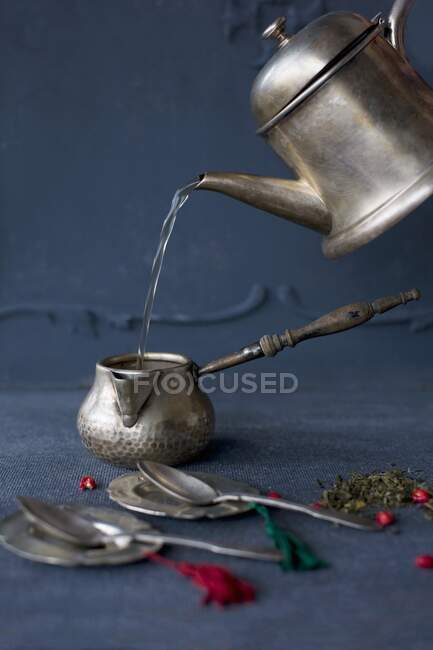 Teezubereitung in Silberkanne — Stockfoto