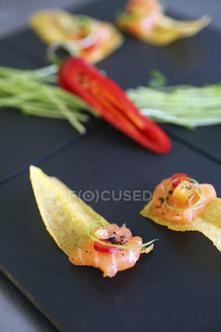 Sashimi de salmão em chip de banana — Fotografia de Stock