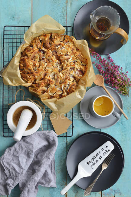Осенний торт со сливами и кокосом — стоковое фото
