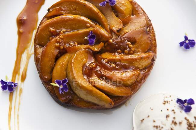 Nectarine pie with edible flowers — Stock Photo