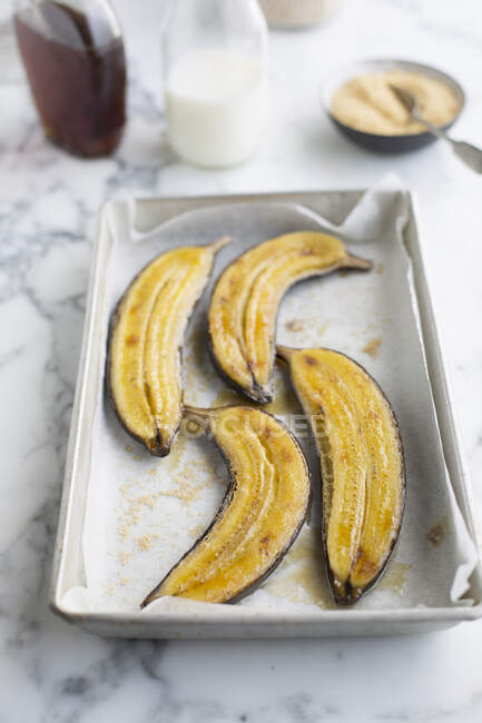 Половинки карамелізованих бананів у металевій бляшанці — стокове фото