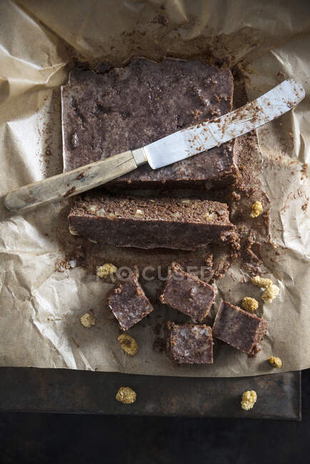 Vegan chocolate made with amaranth and mulberries being sliced — Stock Photo