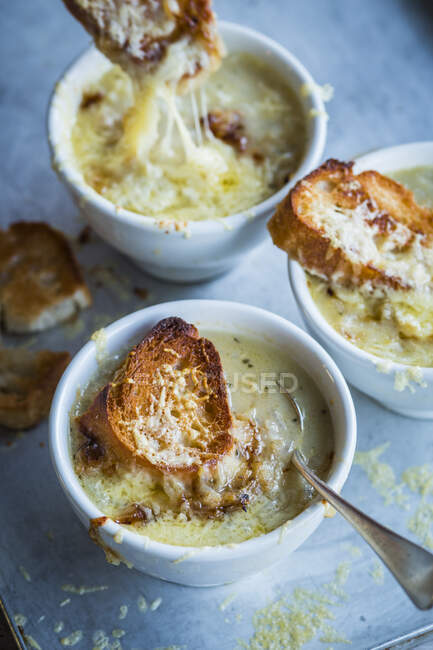 Французский луковый суп с сырными гренками — стоковое фото