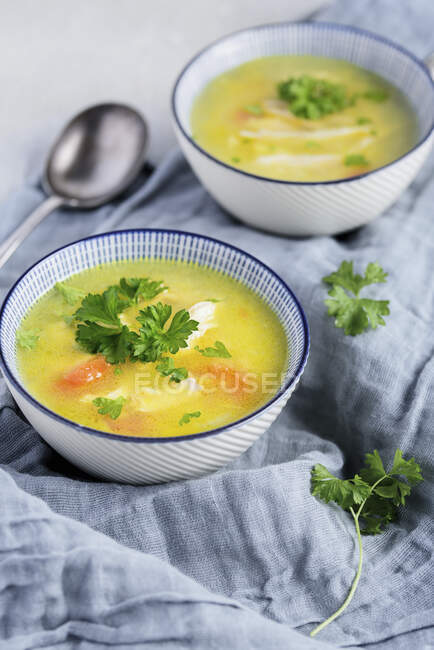 Bols de soupe de poulet — Photo de stock