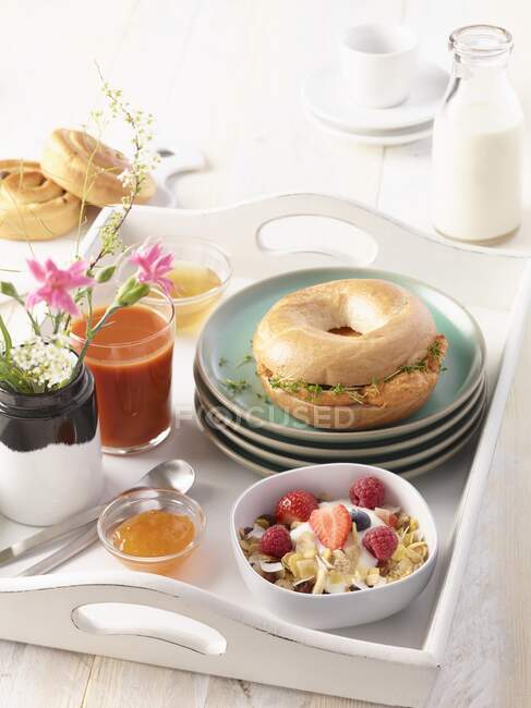 Ein Frühstückstablett mit Bagel, Smoothie und ein paar Beeren — Stockfoto