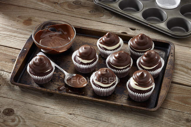 Peppermint patty cupcakes on wood — Stock Photo