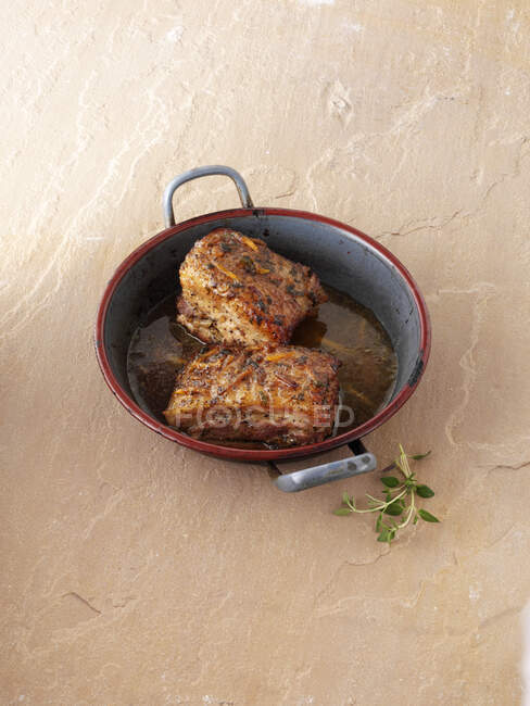 Carne di maiale di pancia nel piatto del forno — Foto stock