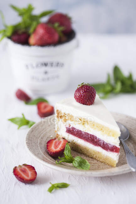 Tranche d'un gâteau à la vanille et à la fraise — Photo de stock