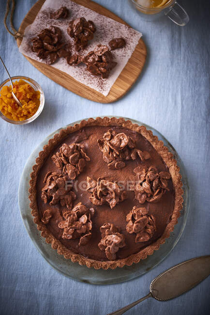 Una tarta de chocolate y calabaza coronada con copos de maíz - foto de stock