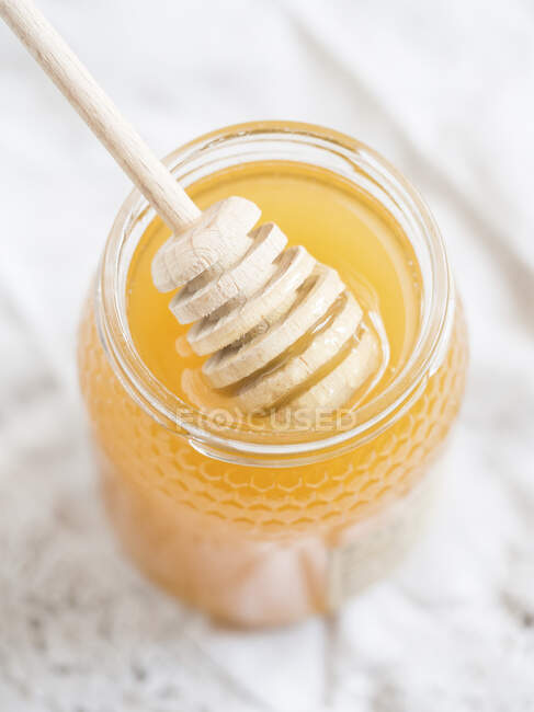 Un pot de miel portugais avec une trempette au miel (gros plan) — Photo de stock