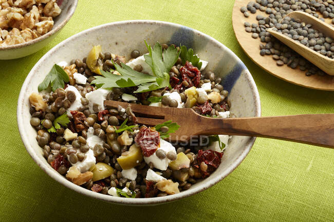 Mediterranean lentil salad with sun-dried tomatoes and feta — Stock Photo