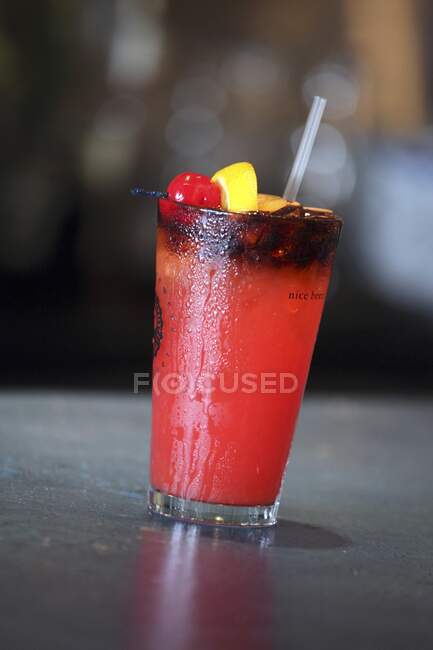 Cocktail rouge avec crachat de cocktail sur le comptoir du bar — Photo de stock