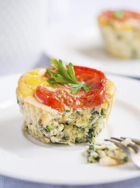 Breakfast egg muffins with spinach, zucchini and tomatoes, close up — Stock Photo