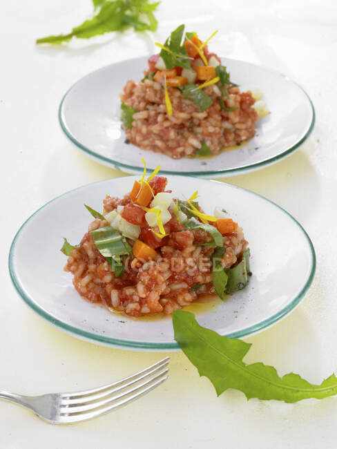 Dandelion risotto with carrots, tomatoes and kohlrabi — Stock Photo