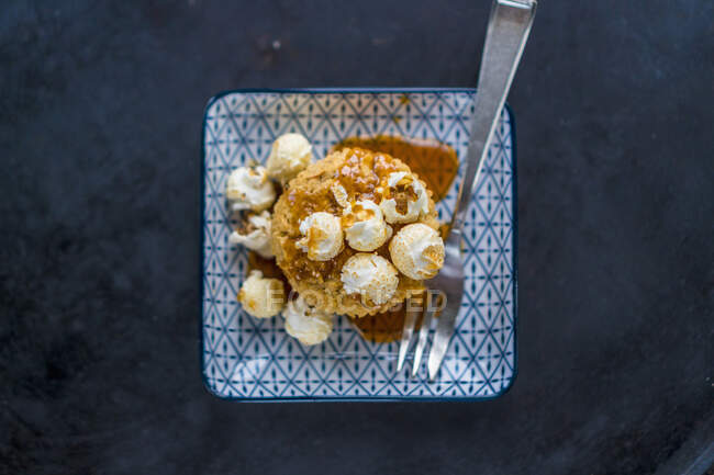 A caramel muffin with popcorn — Stock Photo