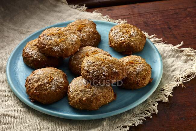 Carrot and spice cookies on a turquoise plate — Stock Photo