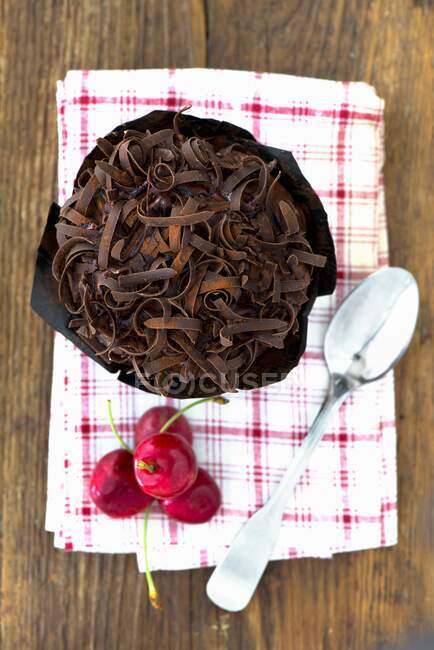 Um cupcake de chocolate com cerejas — Fotografia de Stock