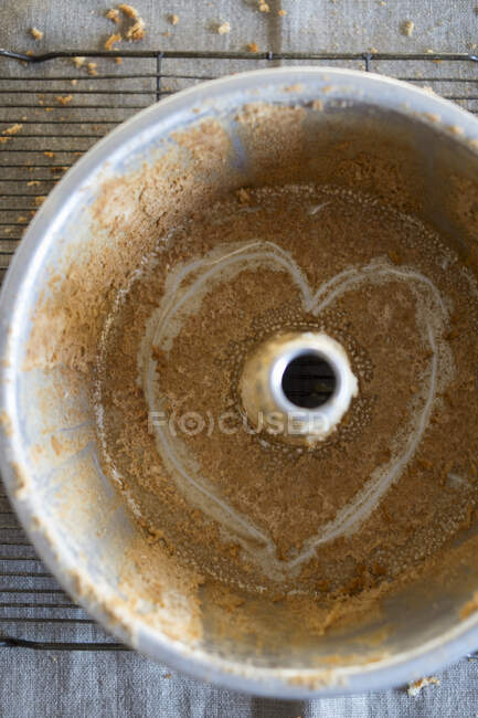 Ange nourriture gâteau casserole avec un coeur — Photo de stock