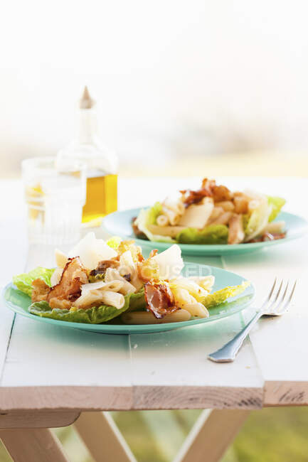 Salade de pâtes avec poitrine de poulet, pancetta et parmesan — Photo de stock