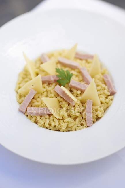 Elbow macaroni with ham and cheese in bowl — Stock Photo