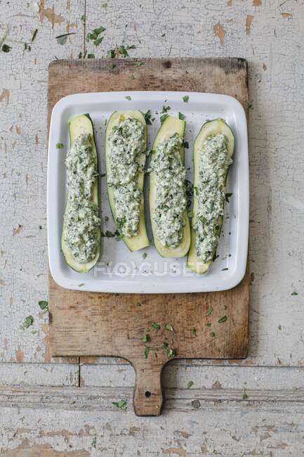 Zucchini with herbs and fresh cheese (top view) — Stock Photo
