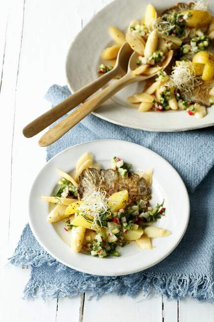 Spargel-Carpaccio mit Pilzen, Kartoffeln, Rosenkohl und Salat auf Servierteller und Teller — Stockfoto