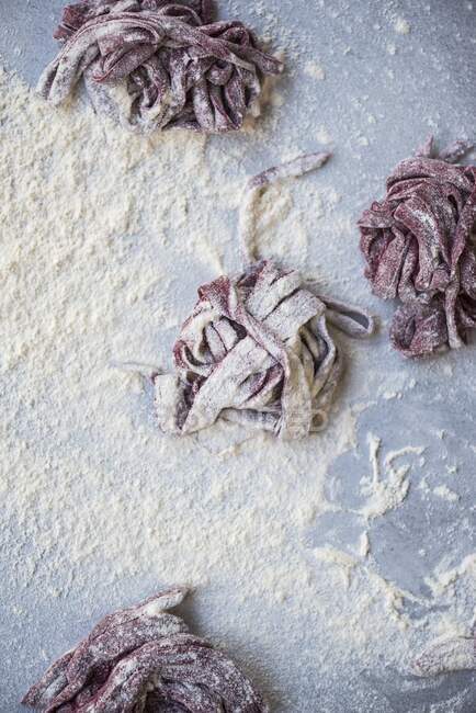 Homemade beetroot pasta close-up view — Stock Photo