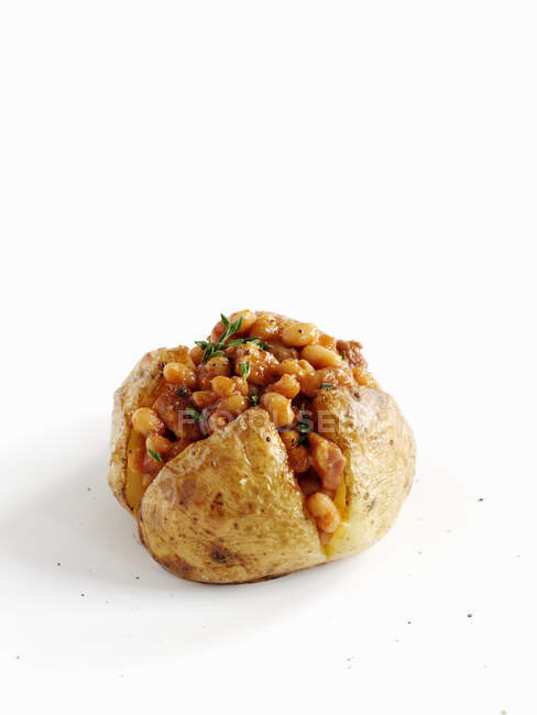 A baked potato with bacon and baked beans — Stock Photo