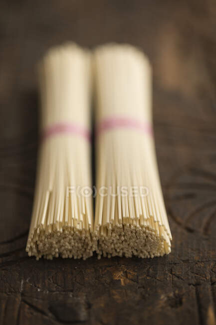Deux paquets de nouilles udon sur un fond en bois — Photo de stock