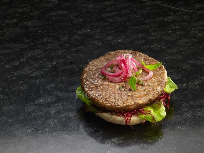 Close-up de deliciosos hambúrgueres com pães — Fotografia de Stock