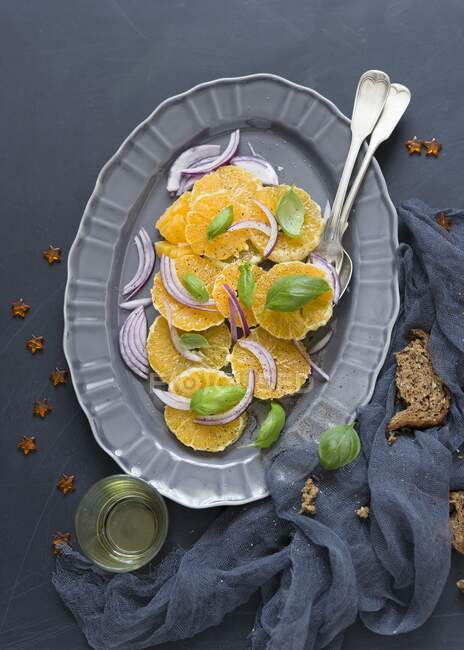 Апельсиновый салат с красным луком и базиликом — стоковое фото