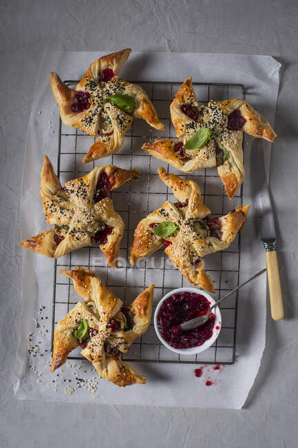 Puff pastry goat's cheese and cranberry tarts — Stock Photo